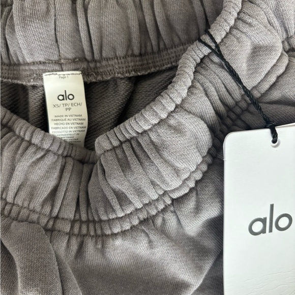 ALO Yoga Accolade Straight Leg Sweatpant Sz. XS Color Grey Wash NWT - Picture 4 of 6